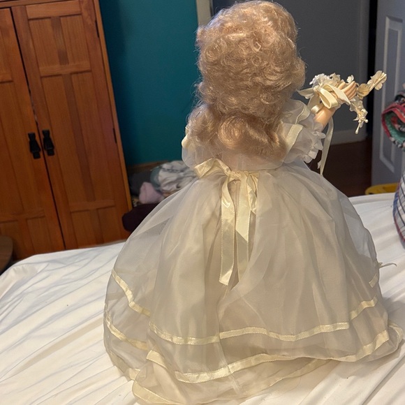 NWT-Charming Bridal Doll with Veil - Picture 11 of 16